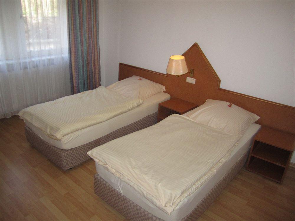 Hotel Faehrhaus Saarbrucken Bagian luar foto