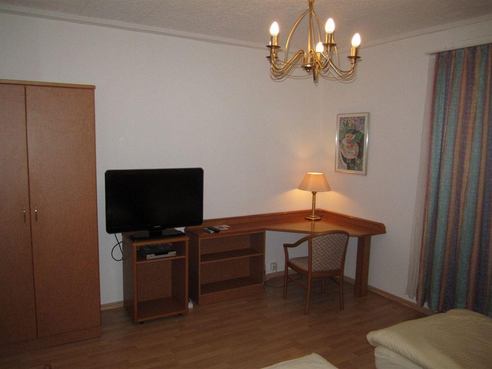 Hotel Faehrhaus Saarbrucken Bagian luar foto