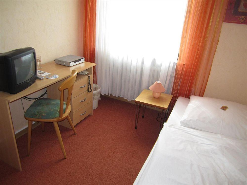 Hotel Faehrhaus Saarbrucken Bagian luar foto