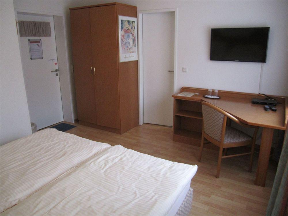 Hotel Faehrhaus Saarbrucken Bagian luar foto