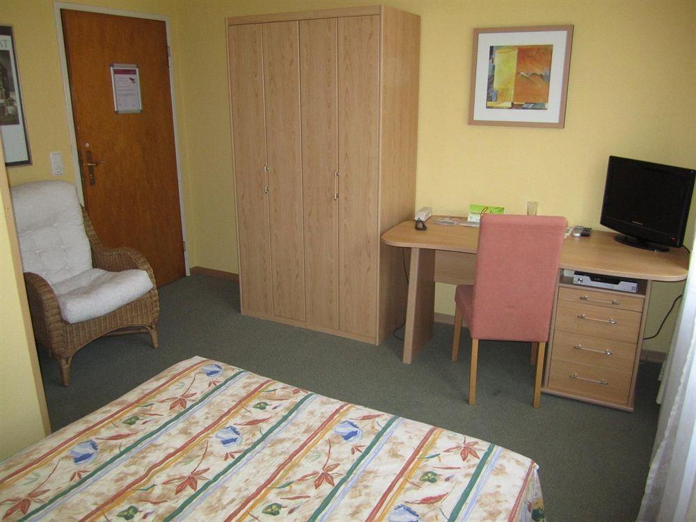 Hotel Faehrhaus Saarbrucken Bagian luar foto
