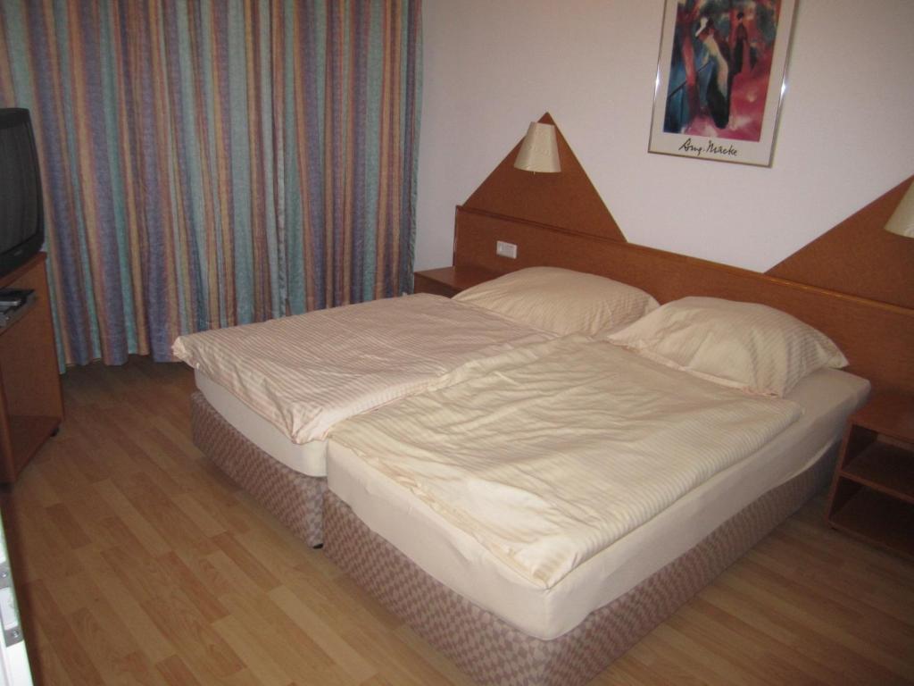 Hotel Faehrhaus Saarbrucken Ruang foto