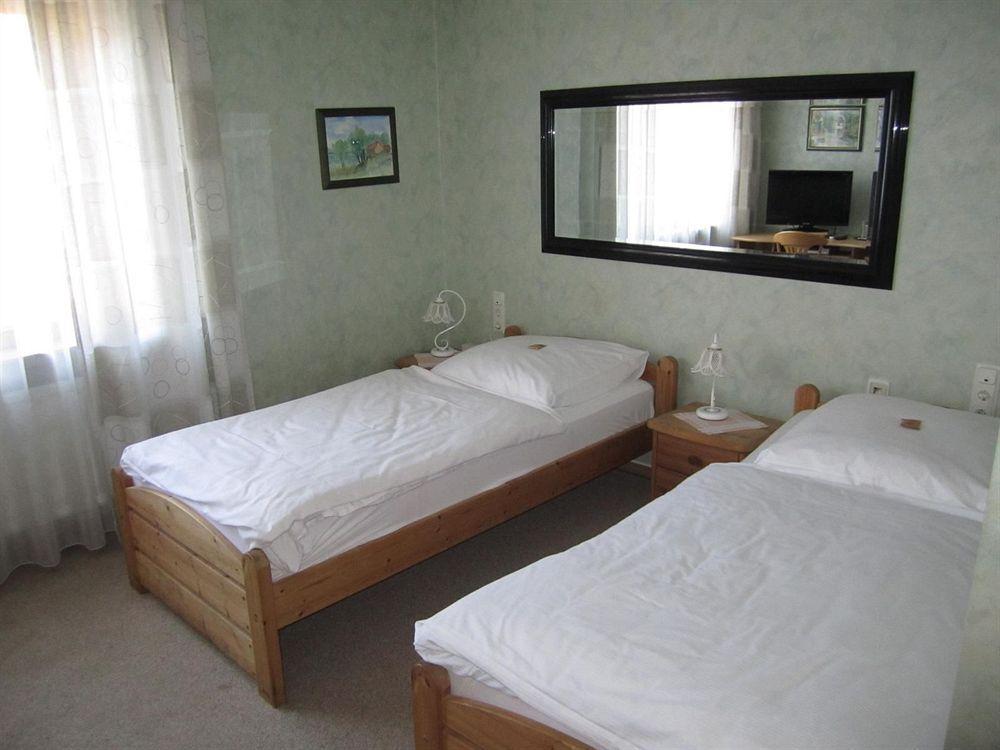 Hotel Faehrhaus Saarbrucken Bagian luar foto