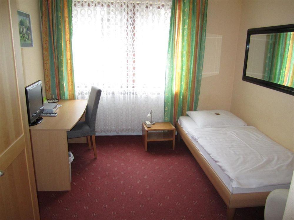 Hotel Faehrhaus Saarbrucken Bagian luar foto