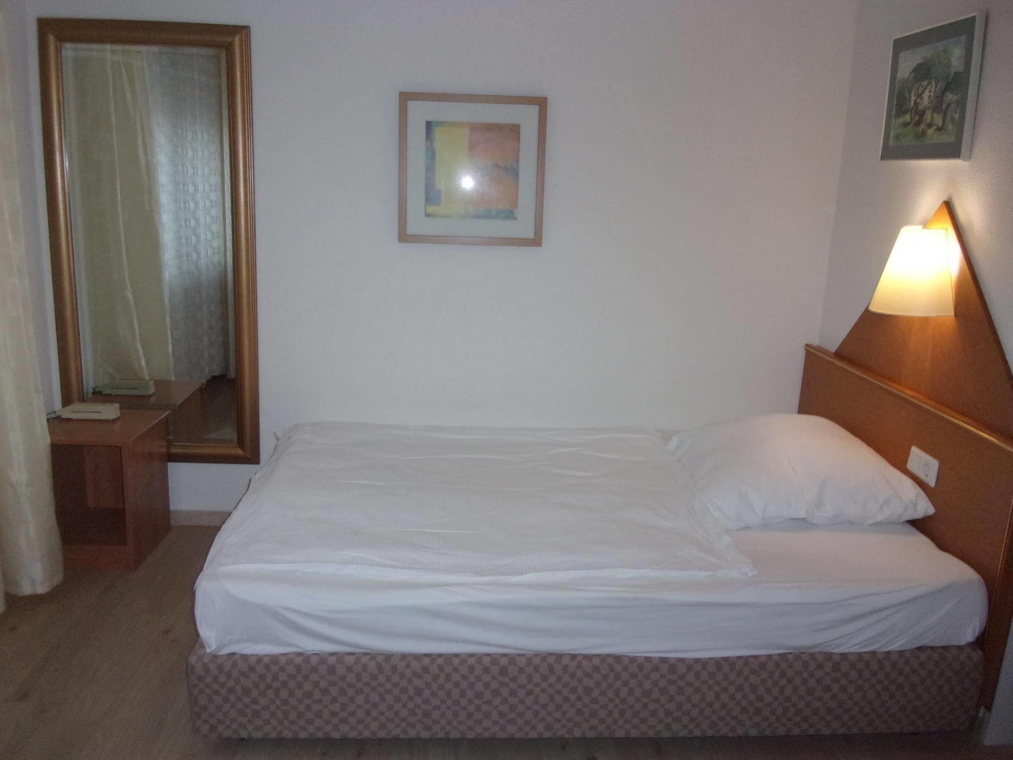 Hotel Faehrhaus Saarbrucken Bagian luar foto