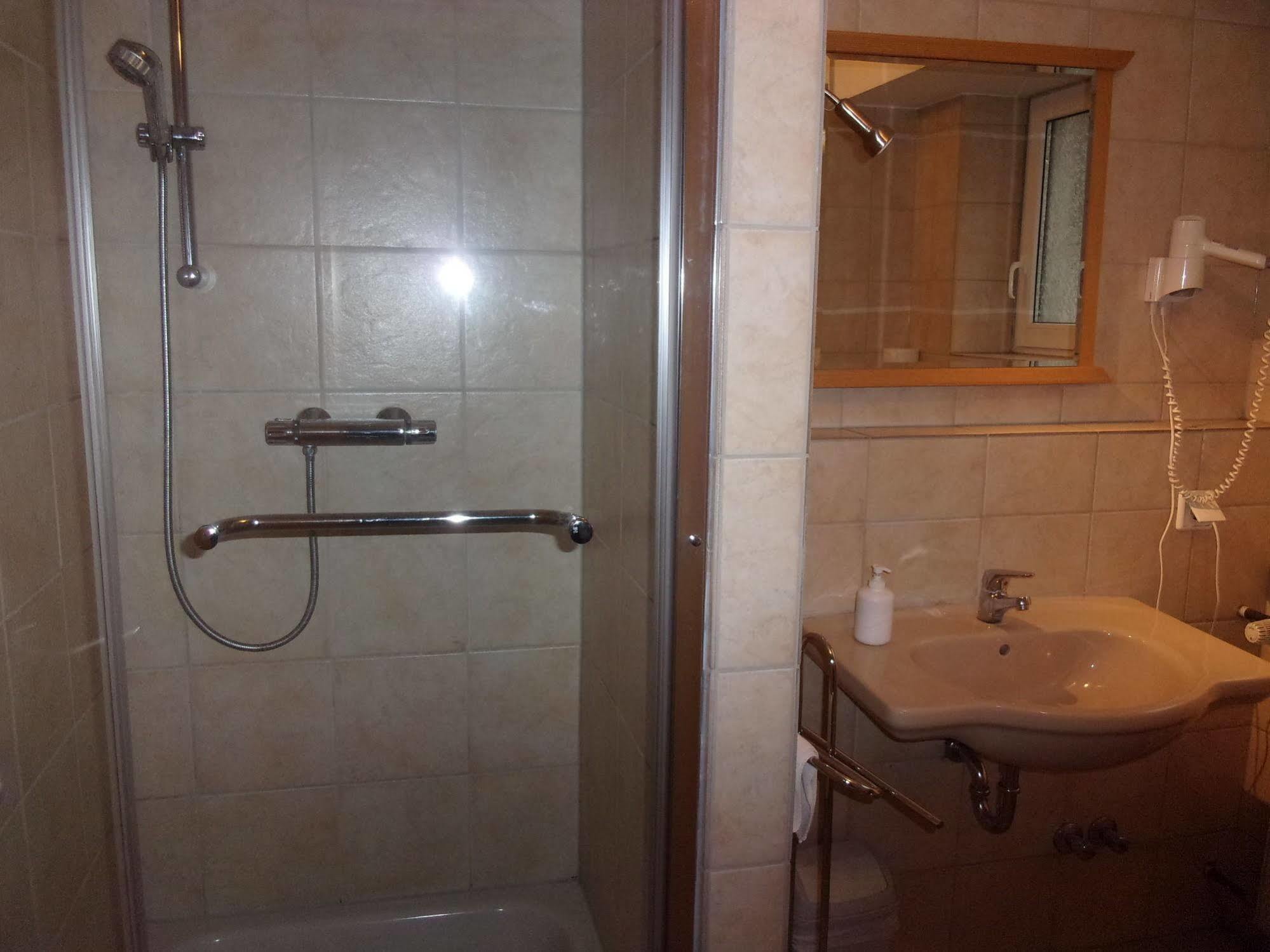 Hotel Faehrhaus Saarbrucken Bagian luar foto
