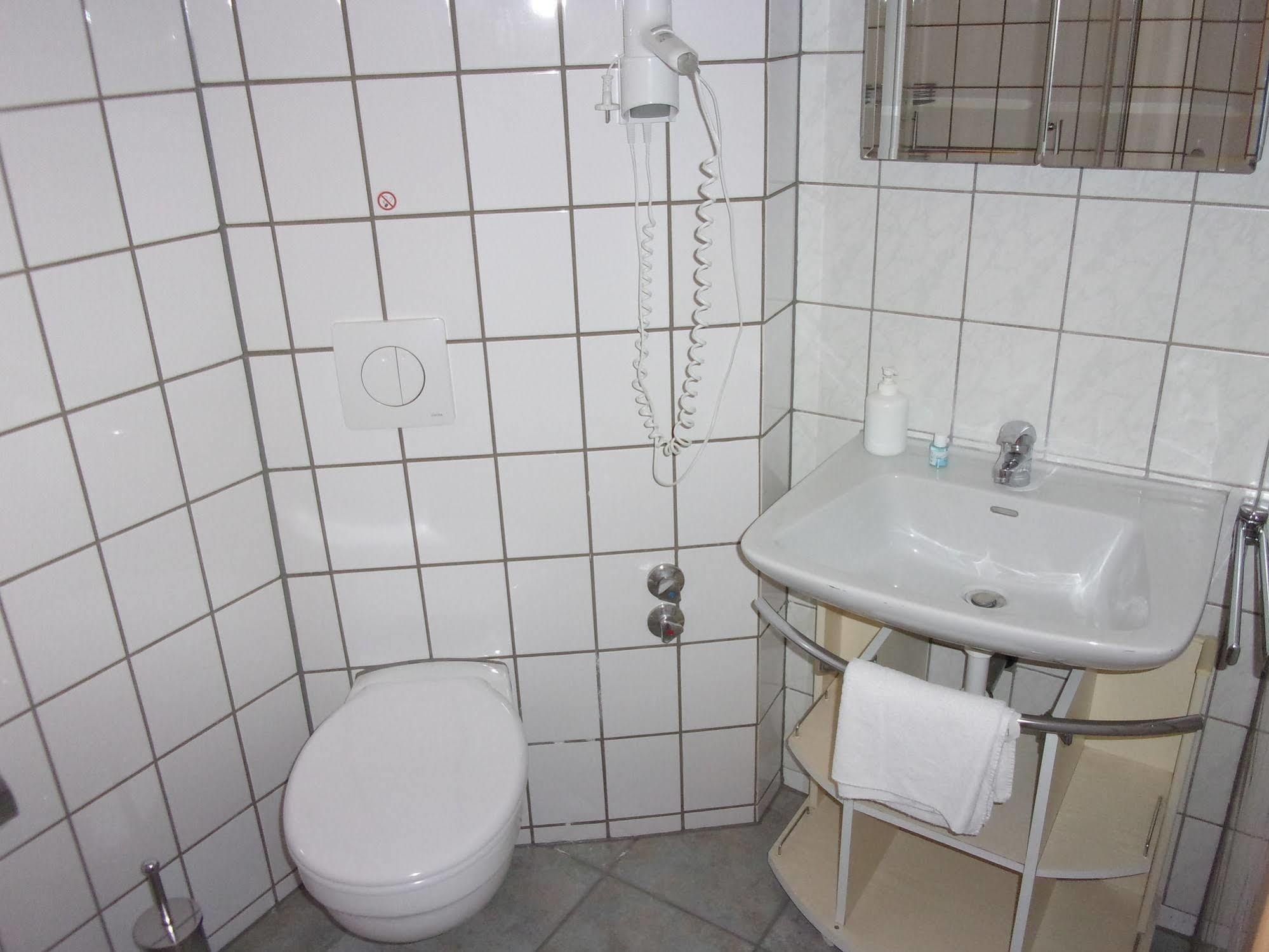 Hotel Faehrhaus Saarbrucken Bagian luar foto