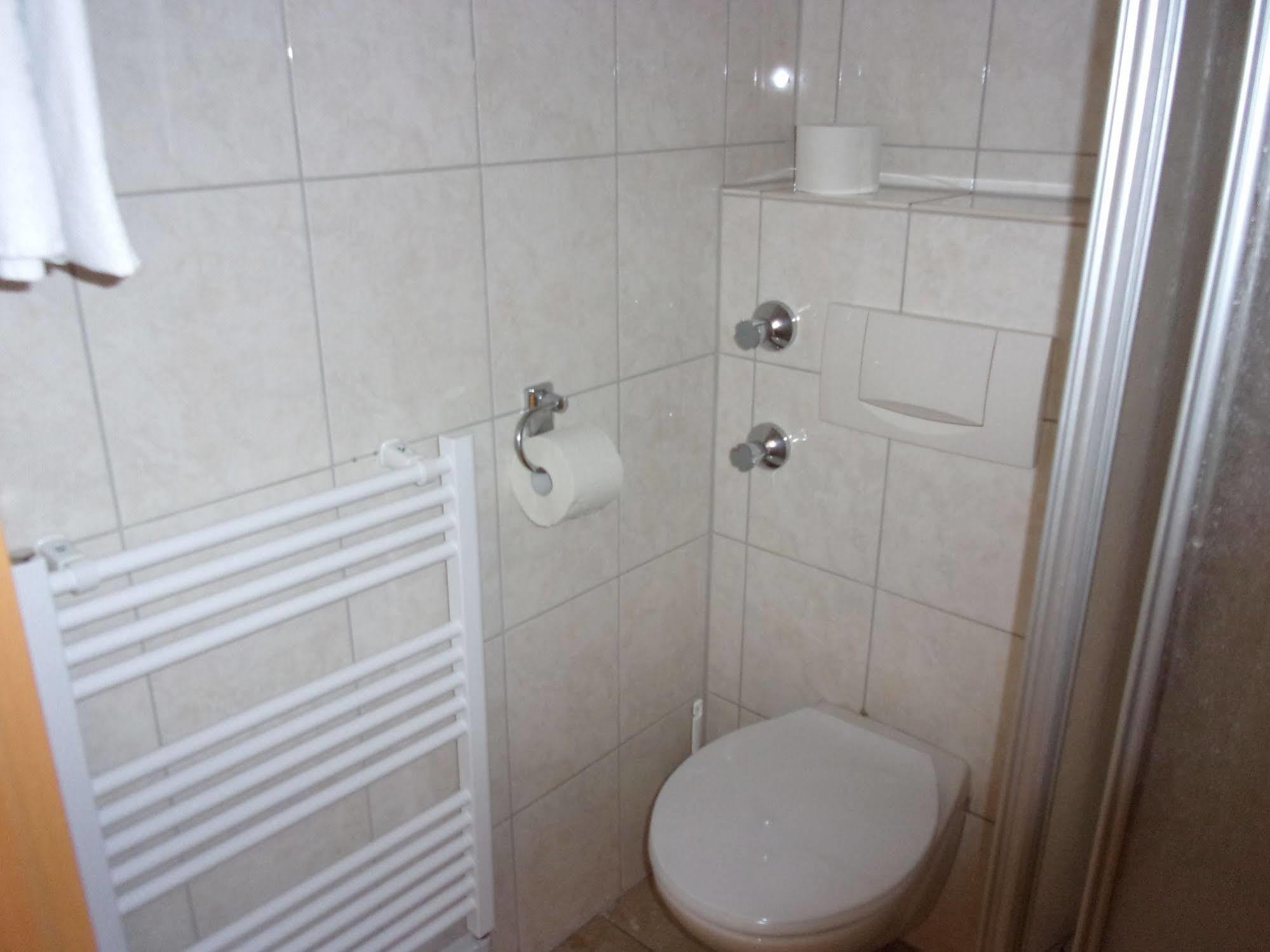 Hotel Faehrhaus Saarbrucken Bagian luar foto