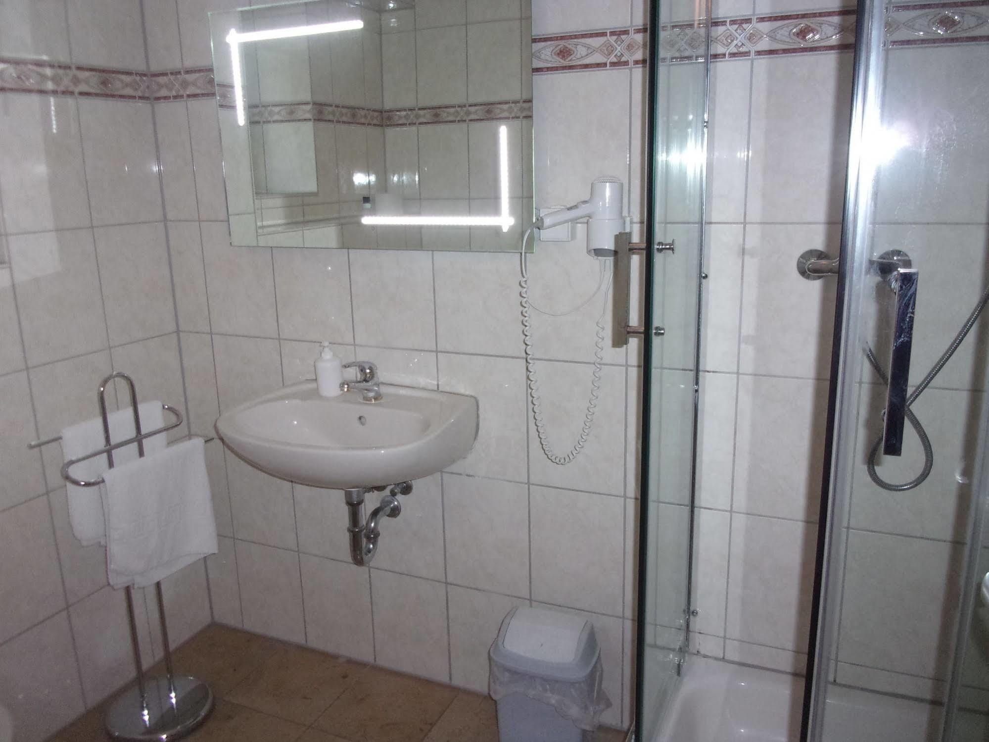 Hotel Faehrhaus Saarbrucken Bagian luar foto