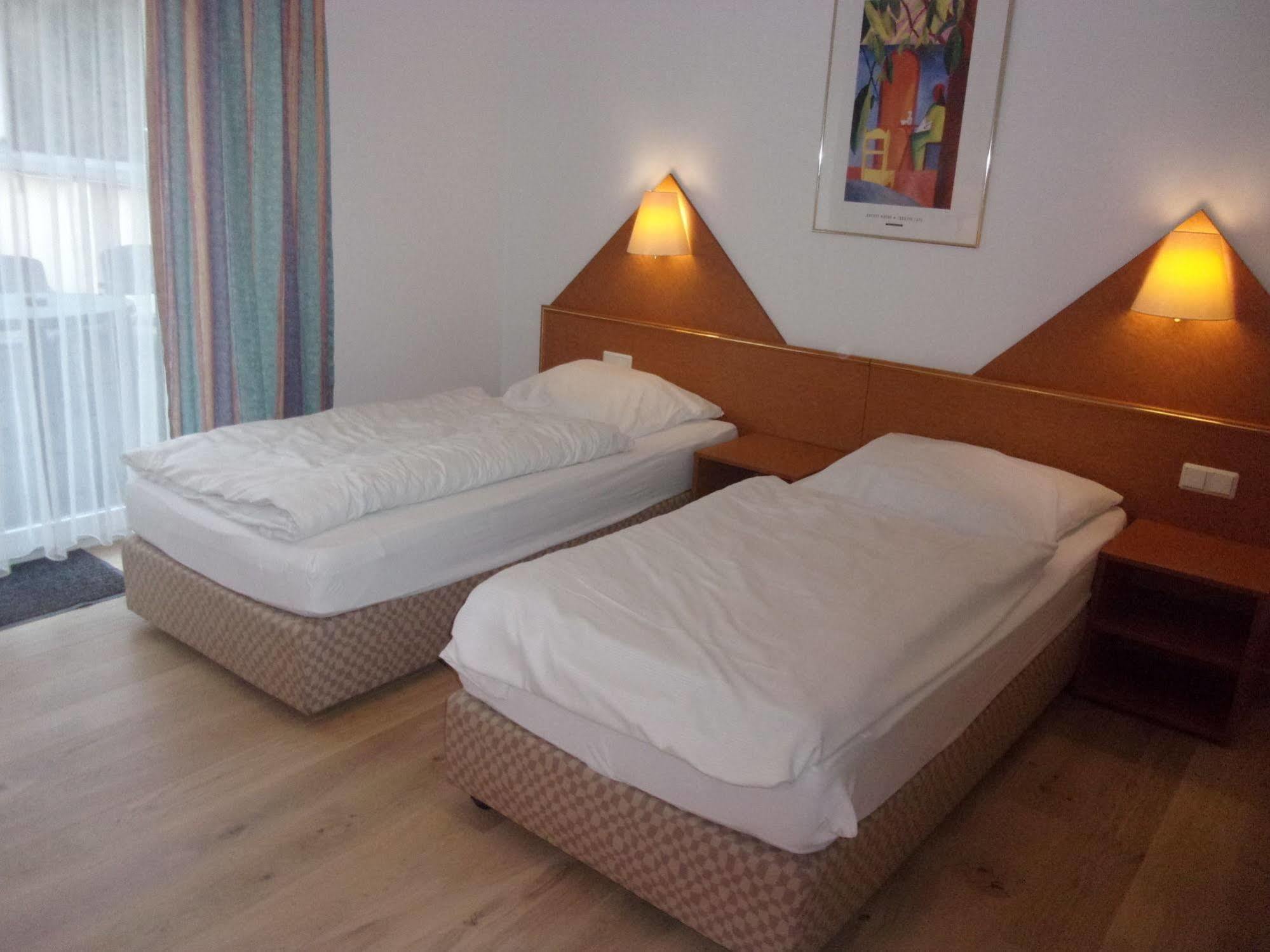 Hotel Faehrhaus Saarbrucken Bagian luar foto