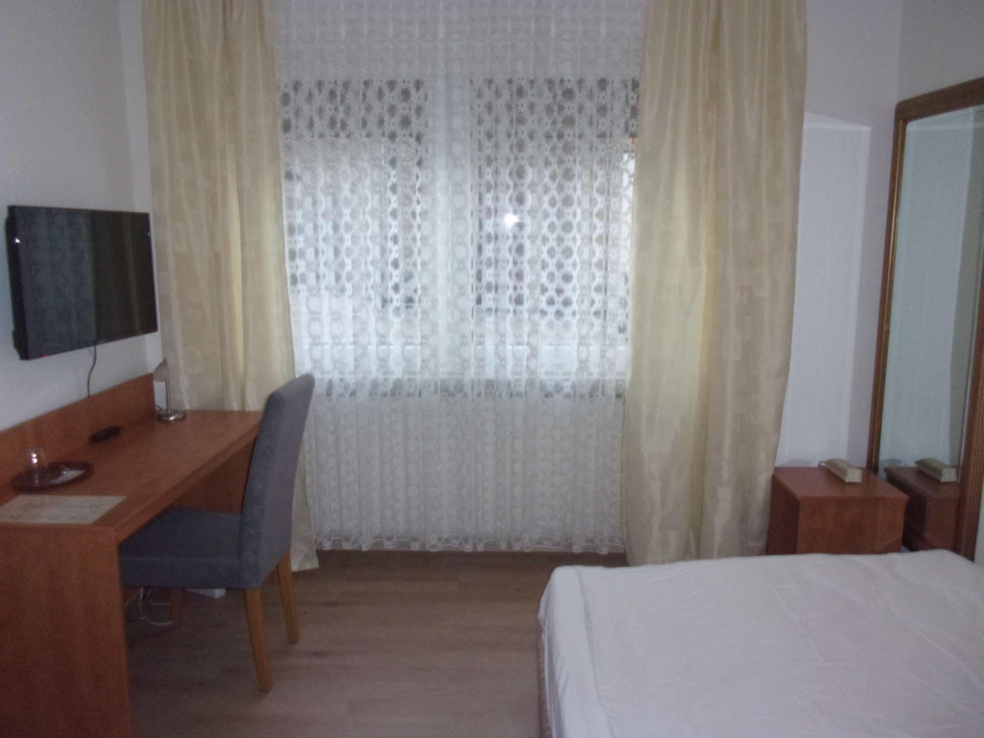 Hotel Faehrhaus Saarbrucken Bagian luar foto