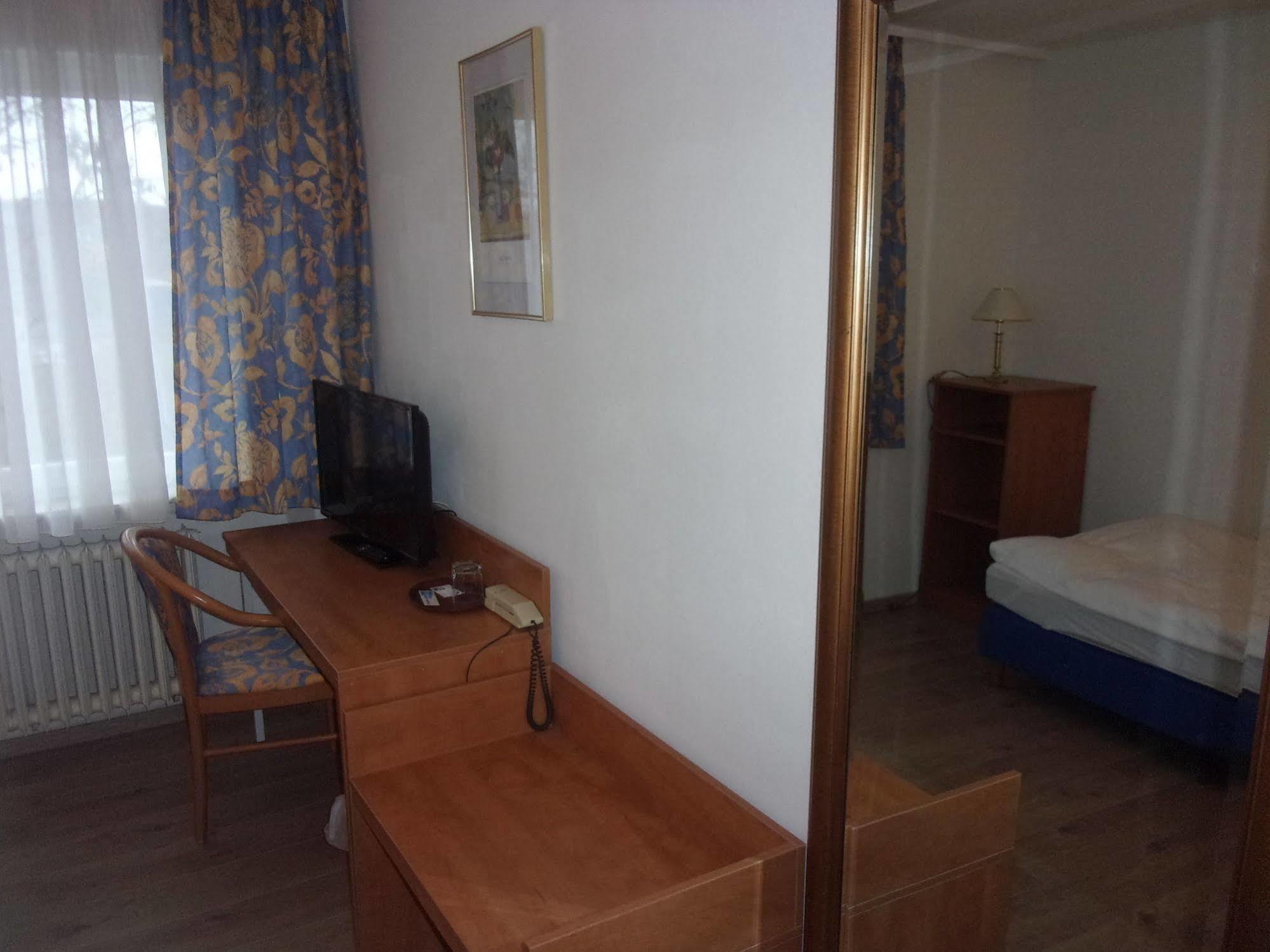 Hotel Faehrhaus Saarbrucken Bagian luar foto
