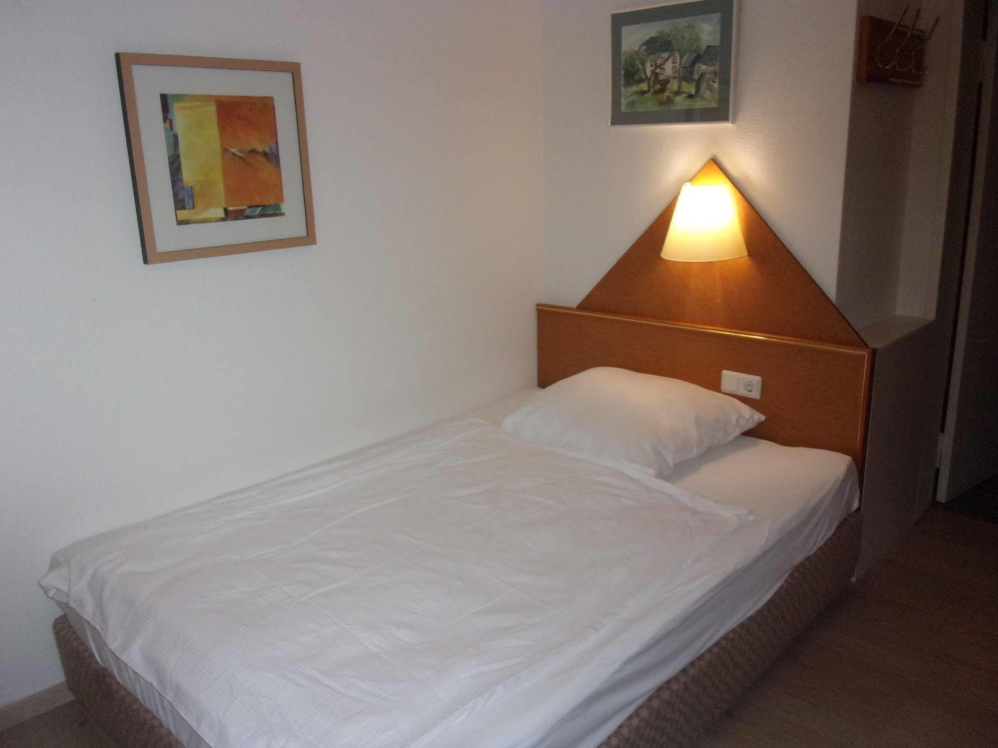 Hotel Faehrhaus Saarbrucken Bagian luar foto